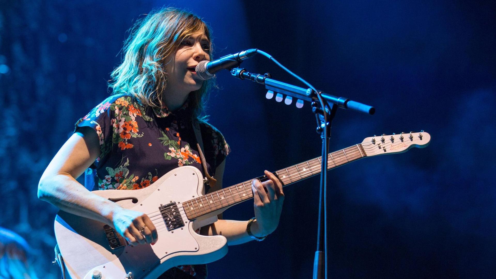 Carrie Brownstein, Gitarristin und Sängerin der US-amerikanischen Indie-Rock-Band "Sleater-Kinney", bei einem Konzert am 18. September 2016 in Chicago, Illinois.