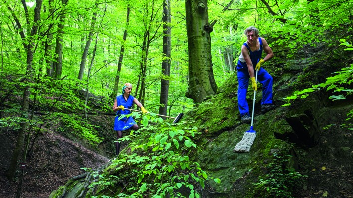 Ein Bild aus dem Buch "Putzen - eine Kulturtechnik" von Sonnja Stummerer und Martin Hablesreiter. Die Performance Künstler Sonnja Stummerer und Martin Hablesreiter putzen im Wald. Böhlau Verlag, 2020. Ein Bild aus dem Buch "Putzen - eine Kulturtechnik" von Sonnja Stummerer und Martin Hablesreiter. Die Performance Künstler Sonnja Stummerer und Martin Hablesreiter putzen im Wald. Böhlau Verlag, 2020.