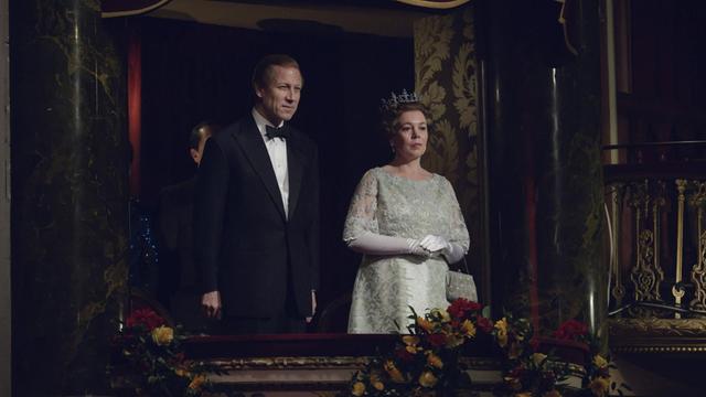 Szenenbild aus der 4. Staffel der Netflix-Serie "The Crown", bei dem Tobias Menzies als Prinz Philip und Olivia Colman als Queen Elisabeth II. in der königlichen Loge eines Theaters stehen.