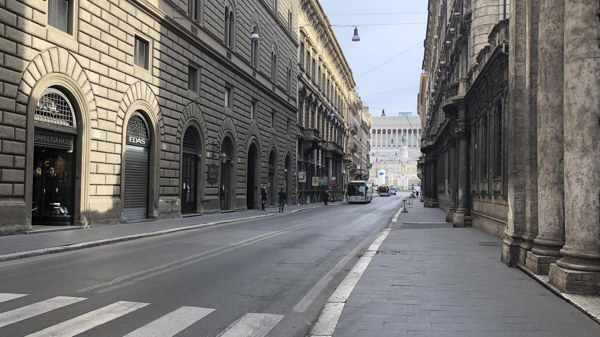 Menschenleerer Straßenzug in der italienischen Hauptstadt Rom: Wegen der Coronakrise ist das öffentliche Leben zum Erliegen gekommen. Menschenleerer Straßenzug in der italienischen Hauptstadt Rom: Wegen der Coronakrise ist das öffentliche Leben zum Erliegen gekommen.