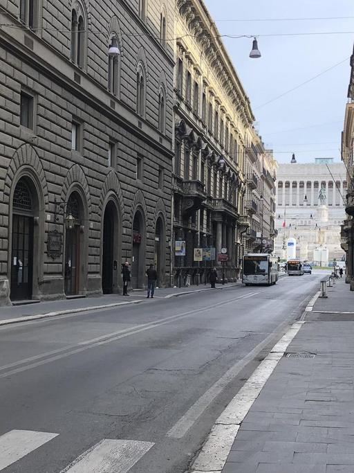 Menschenleerer Straßenzug in der italienischen Hauptstadt Rom: Wegen der Coronakrise ist das öffentliche Leben zum Erliegen gekommen.