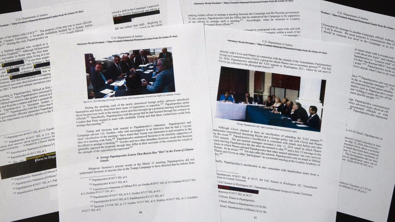 Auf dem Bild sind deutlich geschwärzte Passagen im Bericht von US-Sonderermittler Mueller zu erkennen. Auf dem Bild sind deutlich geschwärzte Passagen im Bericht von US-Sonderermittler Mueller zu erkennen.