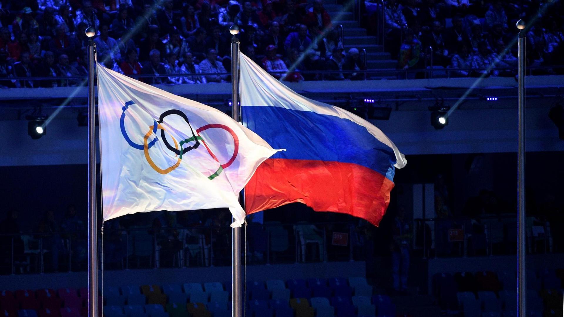 Die olympische und die russische Flagge nebeneinander bei den Winterspielen in Sotschi 2014. Die olympische und die russische Flagge nebeneinander bei den Winterspielen in Sotschi 2014.