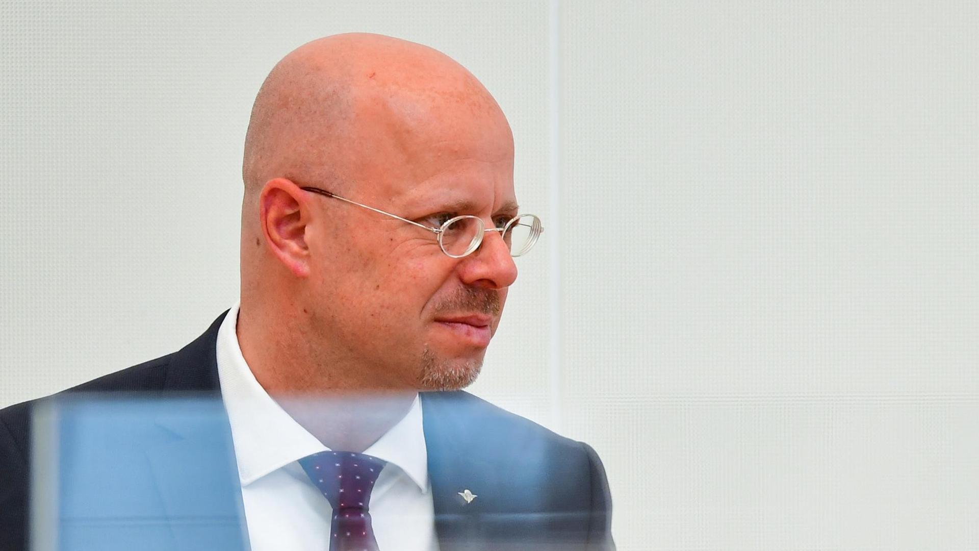 Porträtaufnahme des AfD-Politikers Andreas Kalbitz im Landtag, teilweise hinter einer Plexiglasscheibe. Porträtaufnahme des AfD-Politikers Andreas Kalbitz im Landtag, teilweise hinter einer Plexiglasscheibe.