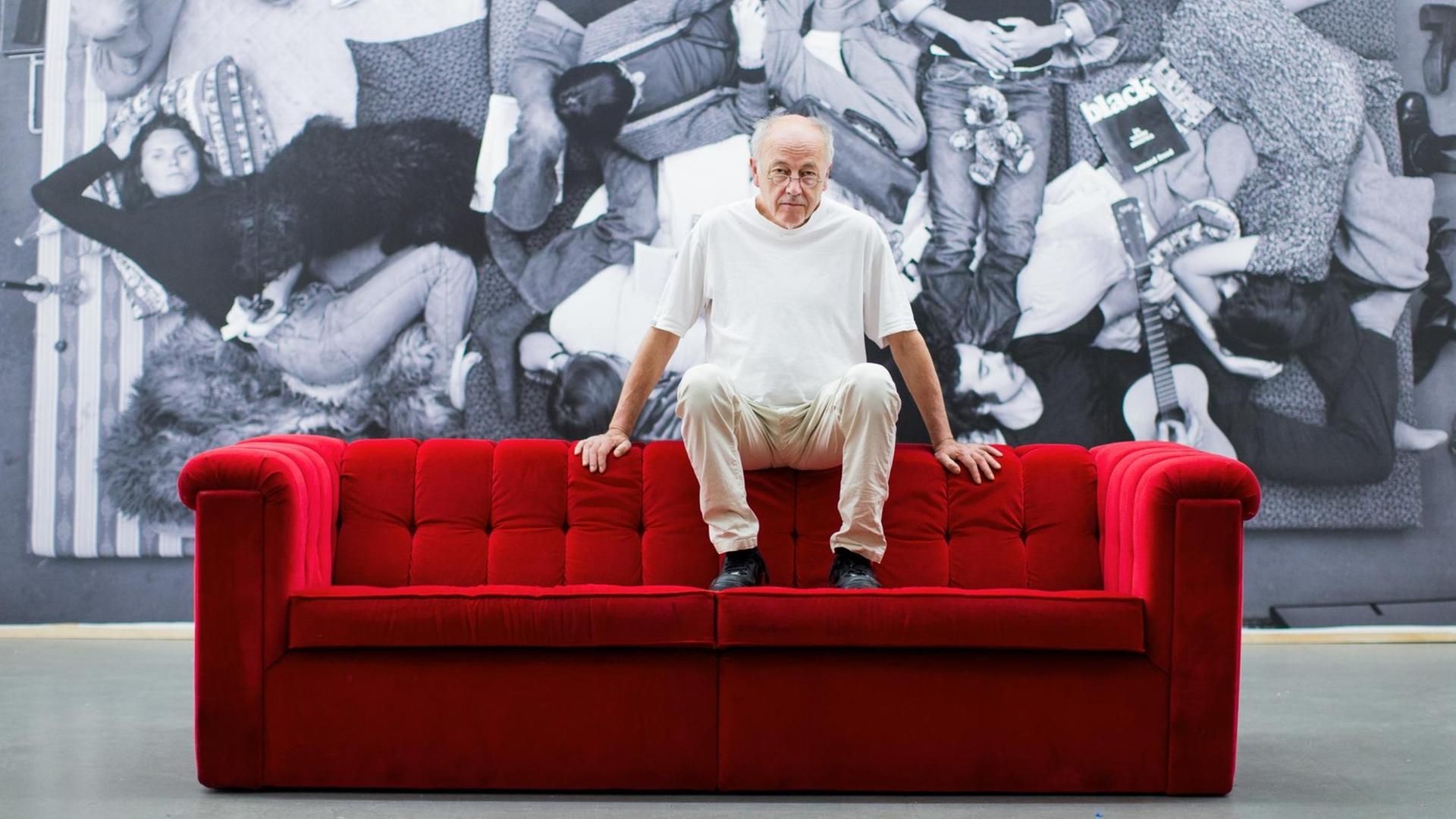 Der Fotograf Horst Wackerbarth sitzt am 14.09.2016 auf seinem roten Sofa im NRW Forum in Düsseldorf. Der Fotograf Horst Wackerbarth sitzt am 14.09.2016 auf seinem roten Sofa im NRW Forum in Düsseldorf.