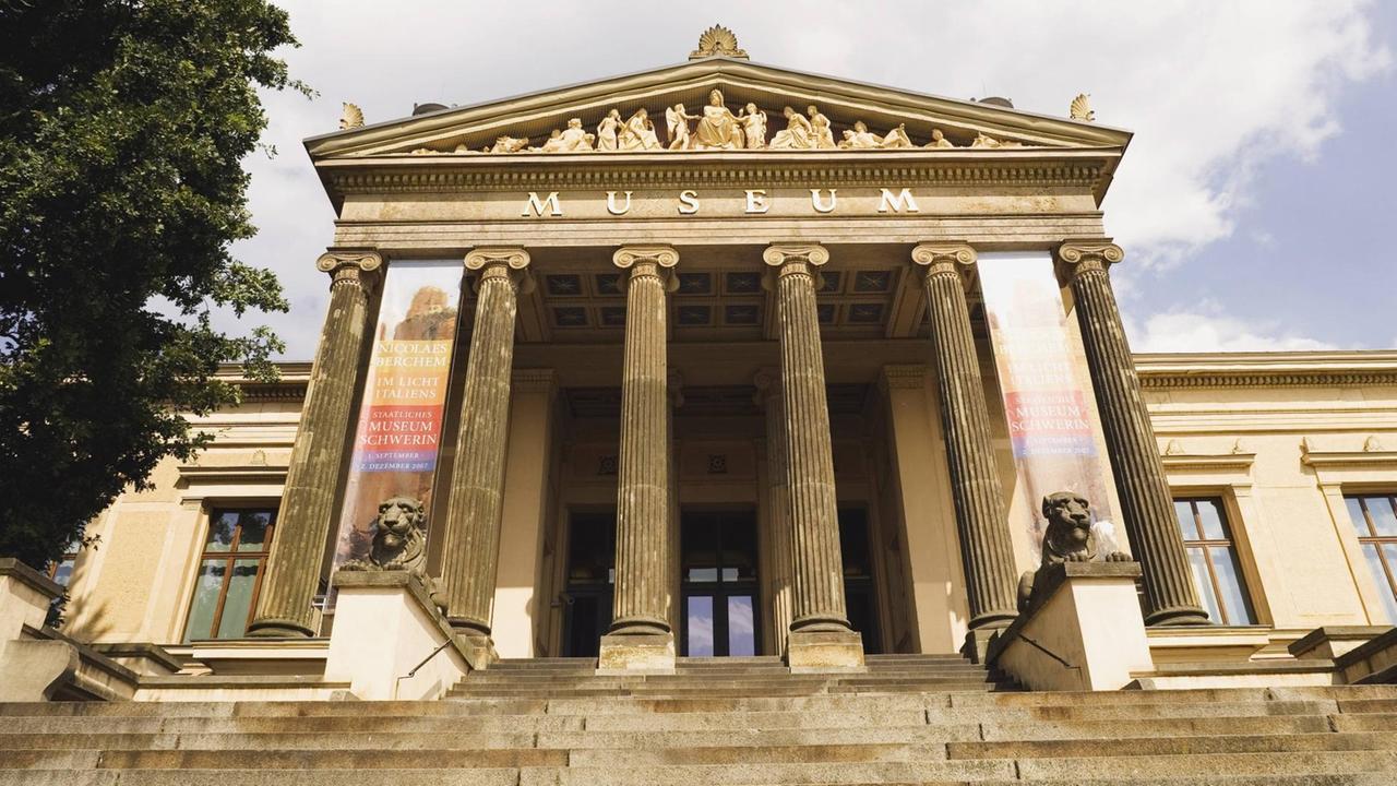 Der Haupteingang des Staatlichen Museums Schwerin aus leichter Froschperspektive. Der Haupteingang des Staatlichen Museums Schwerin aus leichter Froschperspektive.