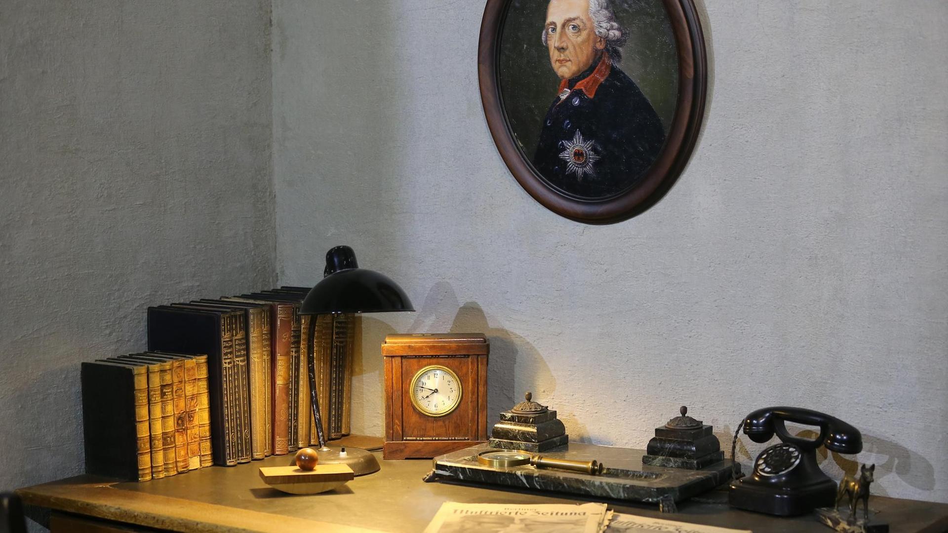 Utensilien liegen auf dem Schreibtisch im Nachbau des Arbeitszimmers von Adolf Hitler im Führerbunker. Utensilien liegen auf dem Schreibtisch im Nachbau des Arbeitszimmers von Adolf Hitler im Führerbunker.