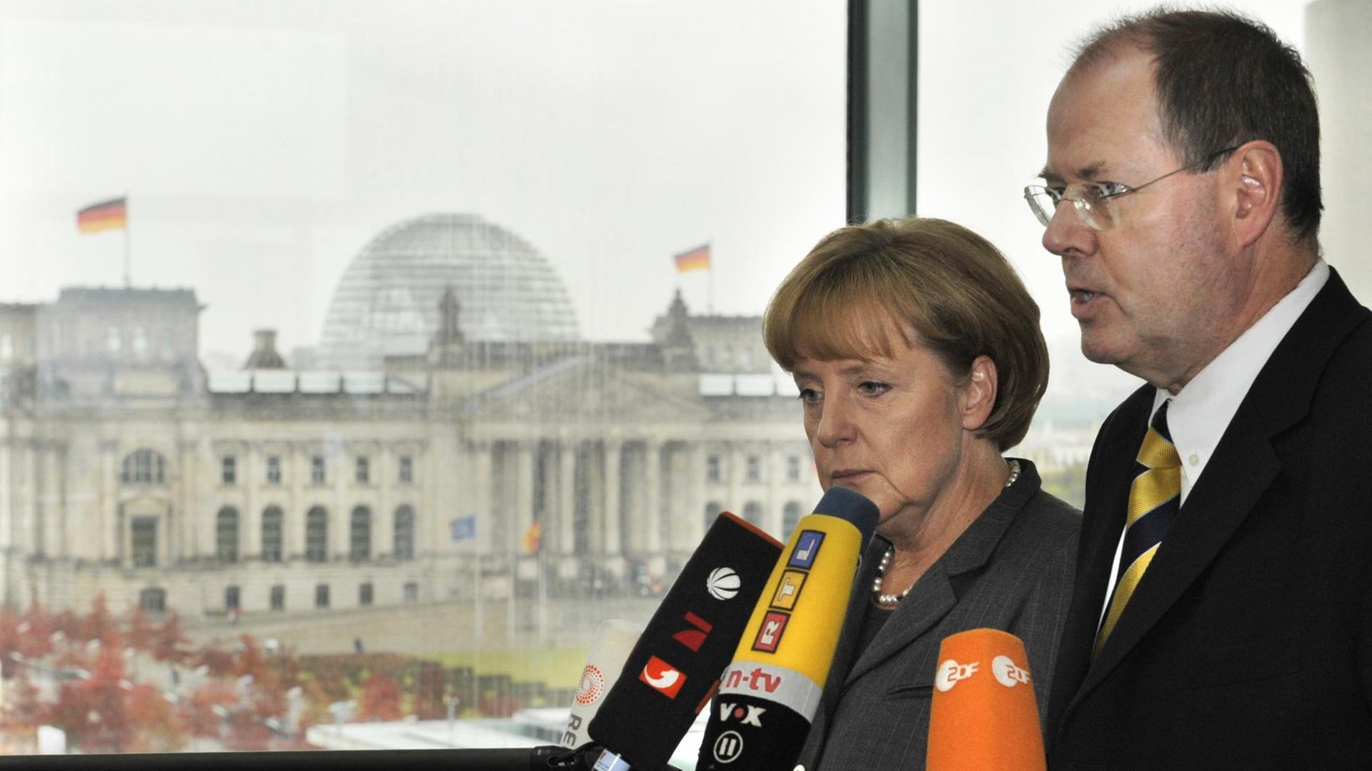 Bundeskanzlerin Angela Merkel (CDU) und Bundesfinanzminister Peer Steinbrück (SPD) garantieren 5. Oktober 2008 die Sicherheit der Spareinlagen.