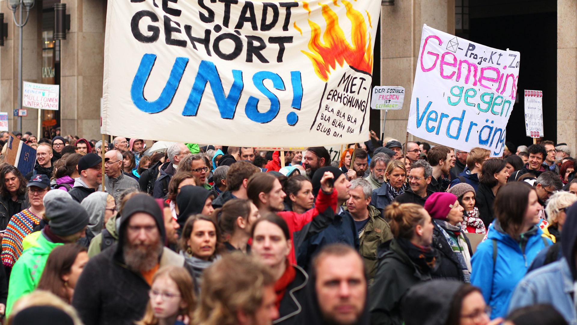 Teilnehmer einer Demonstration gegen Mietenwahnsinn und Verdrängung am 14.04.2018 in Berlin tragen ein Transparent mit der Aufschrift "Uns gehört die Stadt!". Teilnehmer einer Demonstration gegen Mietenwahnsinn und Verdrängung am 14.04.2018 in Berlin tragen ein Transparent mit der Aufschrift "Uns gehört die Stadt!".