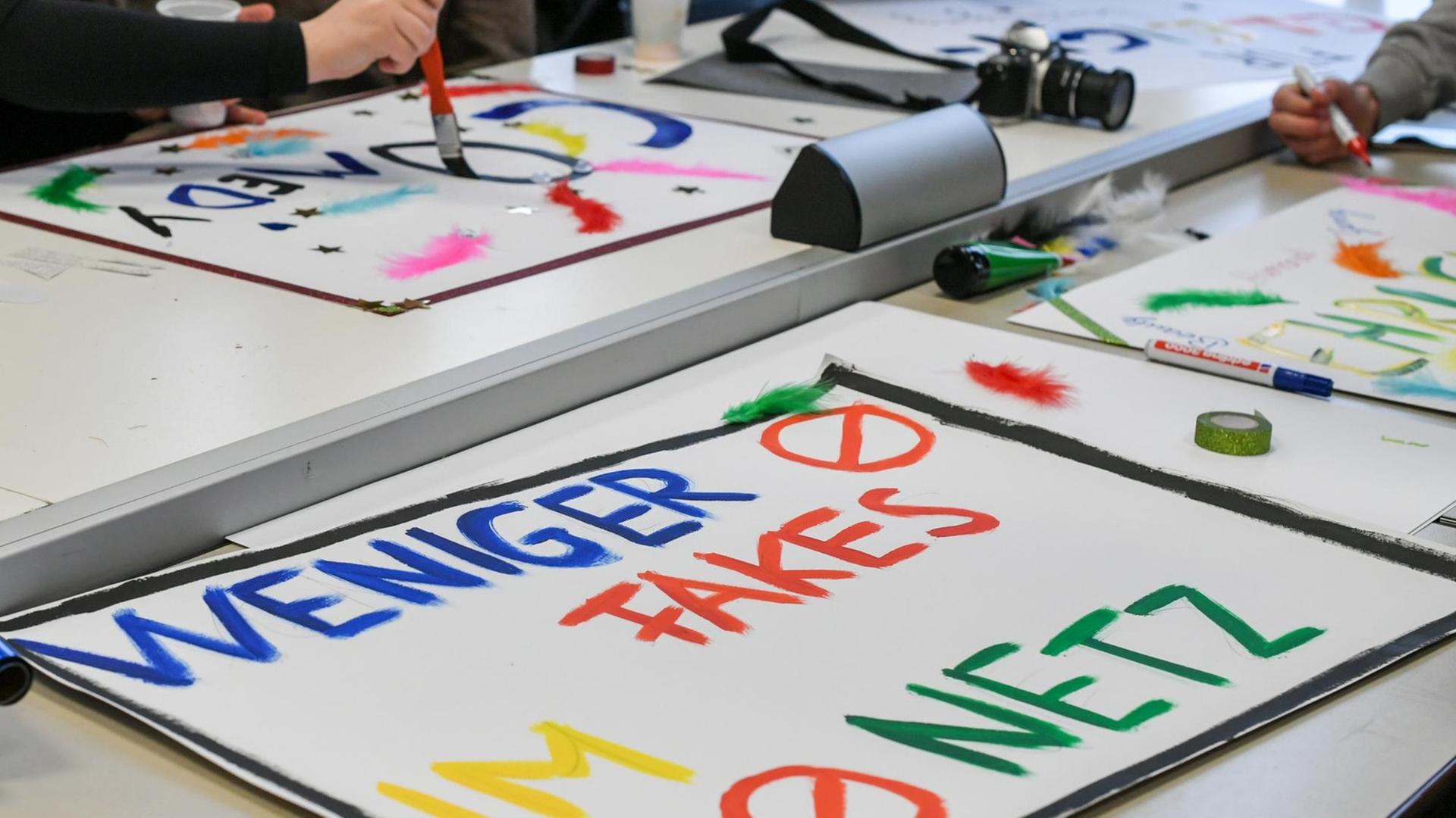 Auf der Großaufnahme ist das von einem Kind bunt beschriebene Stück Papier zu erkennen. Unter anderem steht dort "Weniger Fakes im Netz" Auf der Großaufnahme ist das von einem Kind bunt beschriebene Stück Papier zu erkennen. Unter anderem steht dort "Weniger Fakes im Netz"