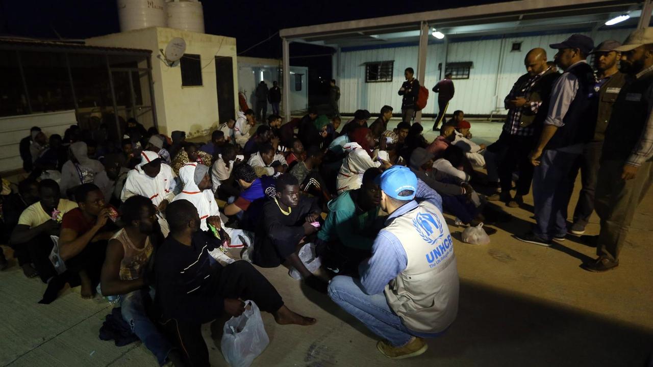 Aus dem Mittelmeer gerettete Flüchtlinge in Libyen. Aus dem Mittelmeer gerettete Flüchtlinge in Libyen.