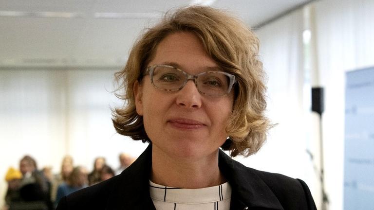 31.10.2019, Berlin: Rechtsanwältin Dr. Roda Verheyen steht in einem Verhandlungssaal im Berliner Verwaltungsgericht. Dort wird eine Klage gegen die Klimapolitik der Bundesregierung verhandelt. 31.10.2019, Berlin: Rechtsanwältin Dr. Roda Verheyen steht in einem Verhandlungssaal im Berliner Verwaltungsgericht. Dort wird eine Klage gegen die Klimapolitik der Bundesregierung verhandelt.