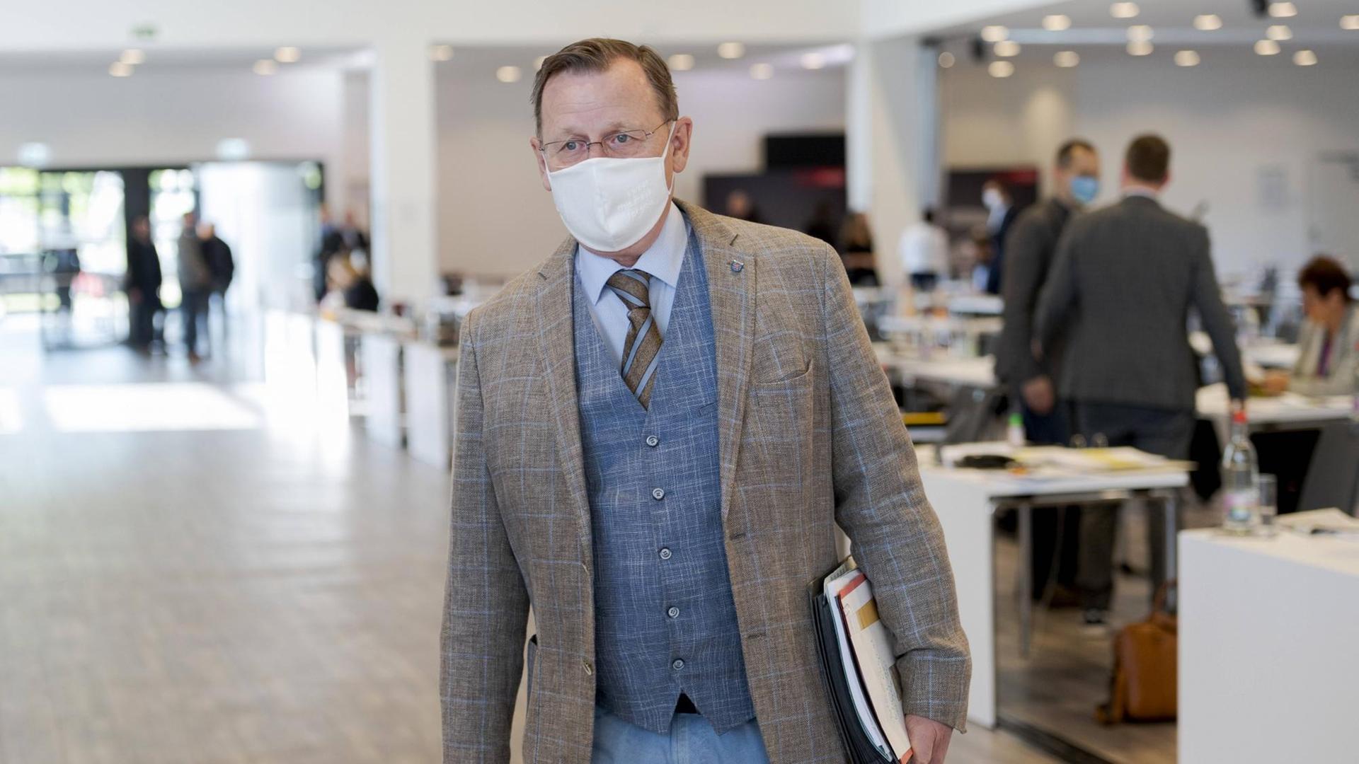 Bodo Ramelow mit Schutzmaske im Foyer des Thüringer Landtages. Bodo Ramelow mit Schutzmaske im Foyer des Thüringer Landtages.