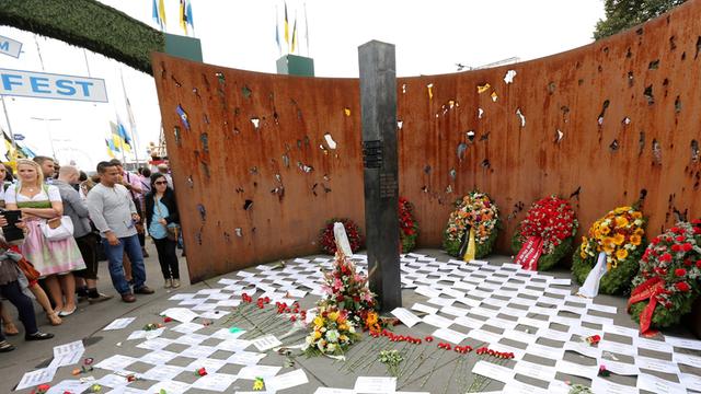 Gedenken an den Jahrestag des Wiesn-Attentats vom 26. September 1980. 13 Menschen wurden damals getötet, 211 verletzt, 68 davon schwer. 