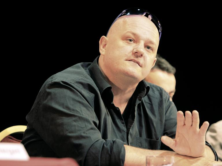 Der Musiker und Songwriter Rolf Stahlhofen spricht am Freitag (31.07.2009) im Theater Schmidts in Hamburg im Rahmen einer Pressekonferenz der Kampagne "Laut gegen Nazis".