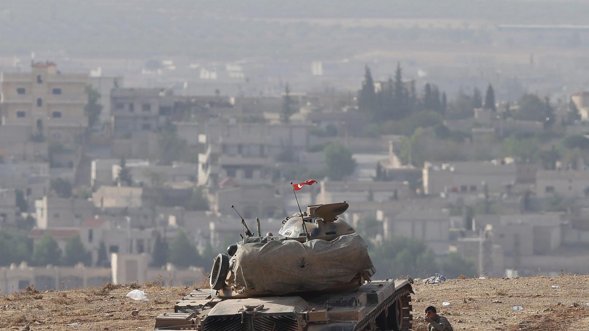 Ein türkischer Panzer vor der syrischen Grenze bei Suruc - nahe Kobane am 10.10.2014 Ein türkischer Panzer vor der syrischen Grenze bei Suruc - nahe Kobane am 10.10.2014