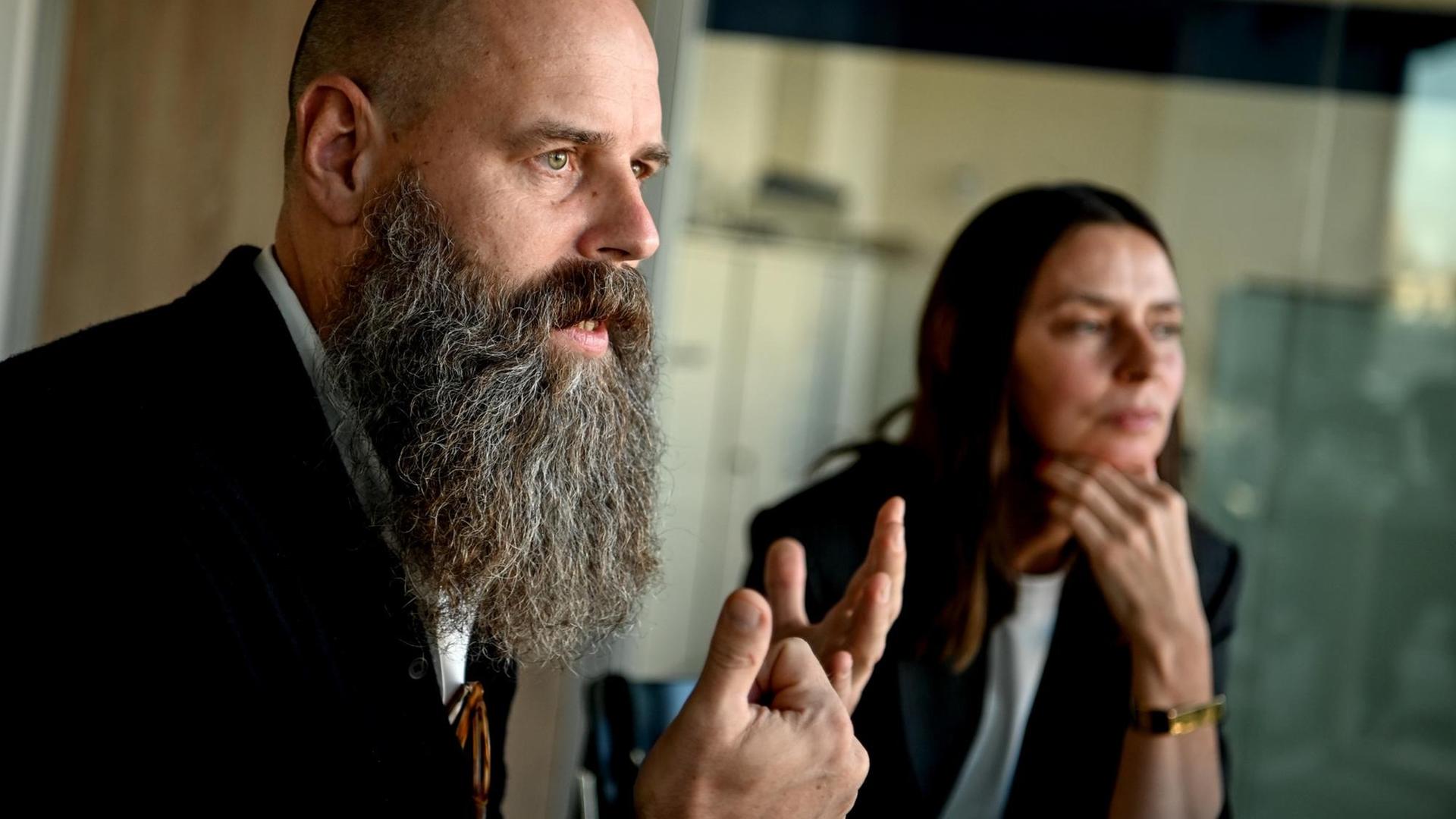 Das Verleger Ehepaar Holger und Silke Friedrich (Berliner Zeitung) in einer Gesprächssituation. Das Verleger Ehepaar Holger und Silke Friedrich (Berliner Zeitung) in einer Gesprächssituation.