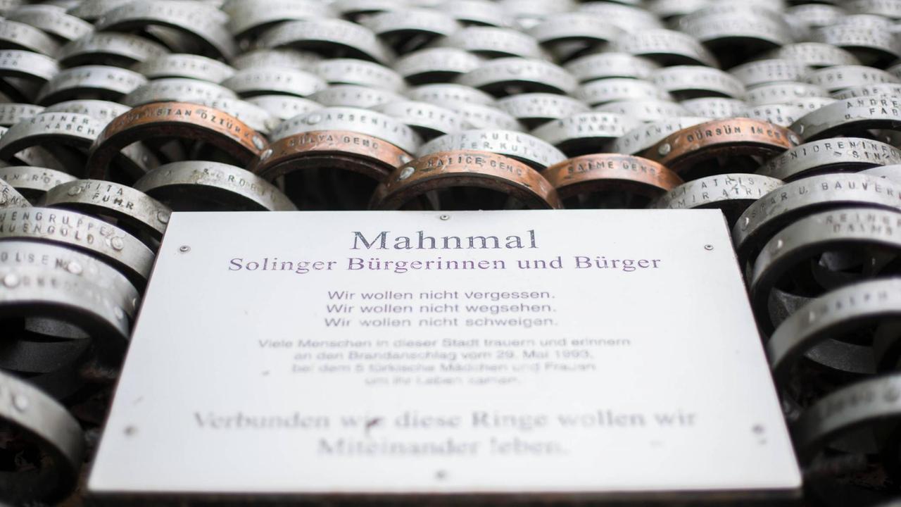 Mahnmal mit Gedenktafel an der Mildred-Schel-Schule in Solingen Mahnmal mit Gedenktafel an der Mildred-Schel-Schule in Solingen