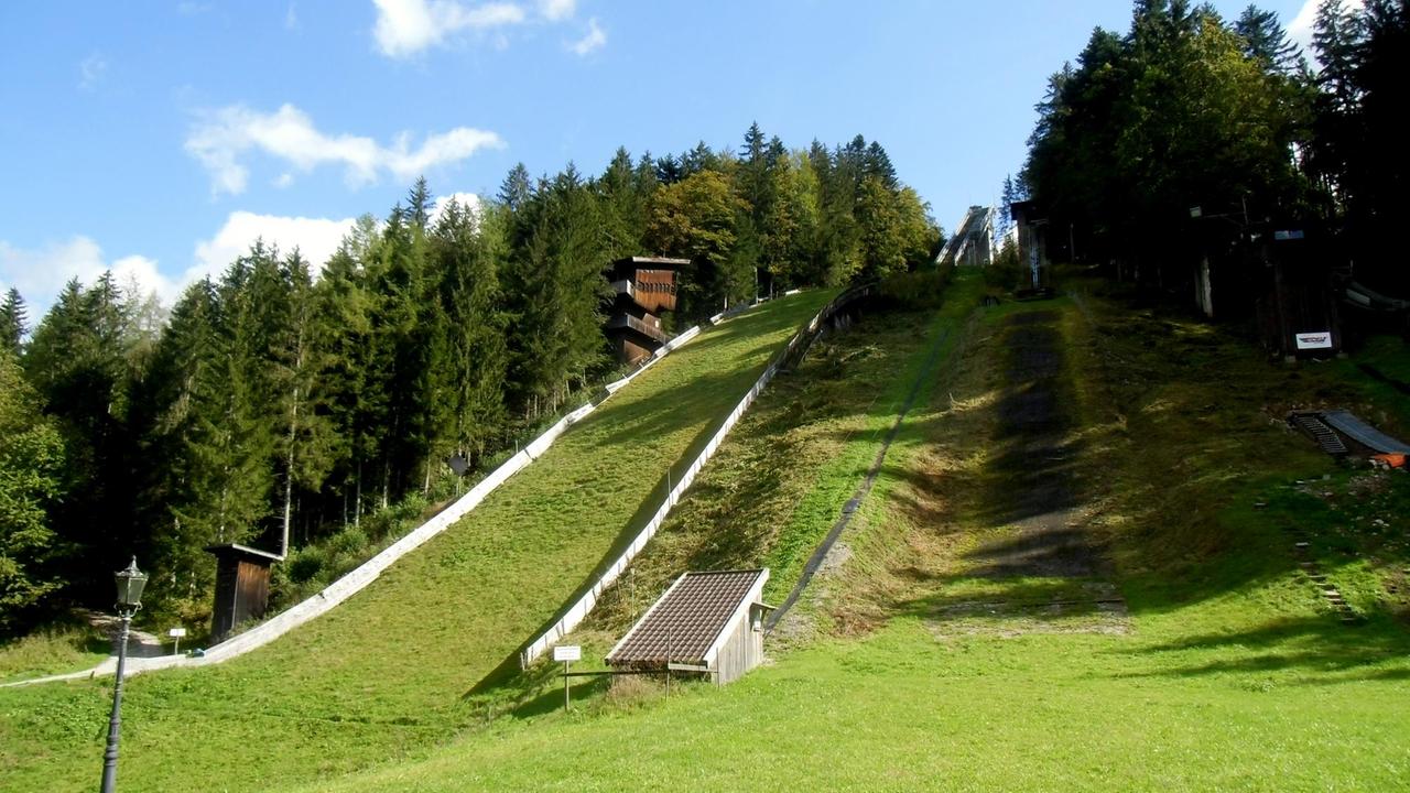 Anblick einer Skischanze im Sommer Anblick einer Skischanze im Sommer