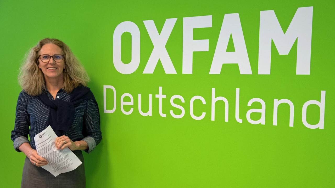 16.02.2018, Berlin: Marion Lieser, Geschäftsführerin Oxfam Deutschland, steht vor Beginn eines kurzfristig einberufenen Pressegesprächs vor einer Wand, auf der Oxfam Deutschland steht. In dem Pressegespräch stellte Lieser den Maßnahmenkatalog gegen Belästigung und sexuelle Ausbeutung vor. Die internationale Nothilfe- und Entwicklungsorganisation Oxfam war in die Kritik geraten, als Vorwürfe wegen sexuellen Fehlverhaltens ehemaliger Mitarbeiter bekannt wurden. Foto: Paul Zinken/dpa | Verwendung weltweit 16.02.2018, Berlin: Marion Lieser, Geschäftsführerin Oxfam Deutschland, steht vor Beginn eines kurzfristig einberufenen Pressegesprächs vor einer Wand, auf der Oxfam Deutschland steht. In dem Pressegespräch stellte Lieser den Maßnahmenkatalog gegen Belästigung und sexuelle Ausbeutung vor. Die internationale Nothilfe- und Entwicklungsorganisation Oxfam war in die Kritik geraten, als Vorwürfe wegen sexuellen Fehlverhaltens ehemaliger Mitarbeiter bekannt wurden. Foto: Paul Zinken/dpa | Verwendung weltweit