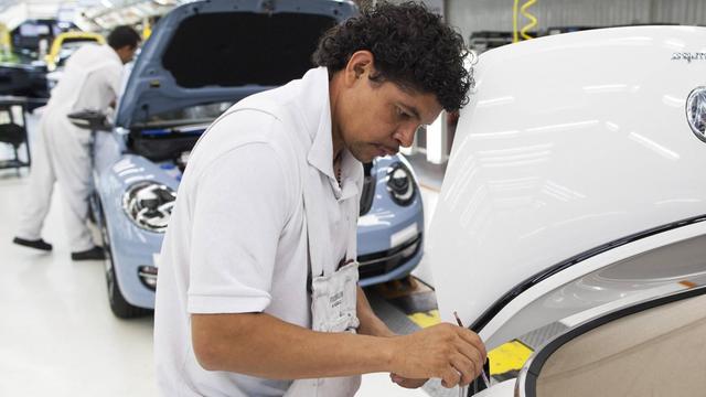 Ein Autobauer von Volkswagen de Mexico in Puebla