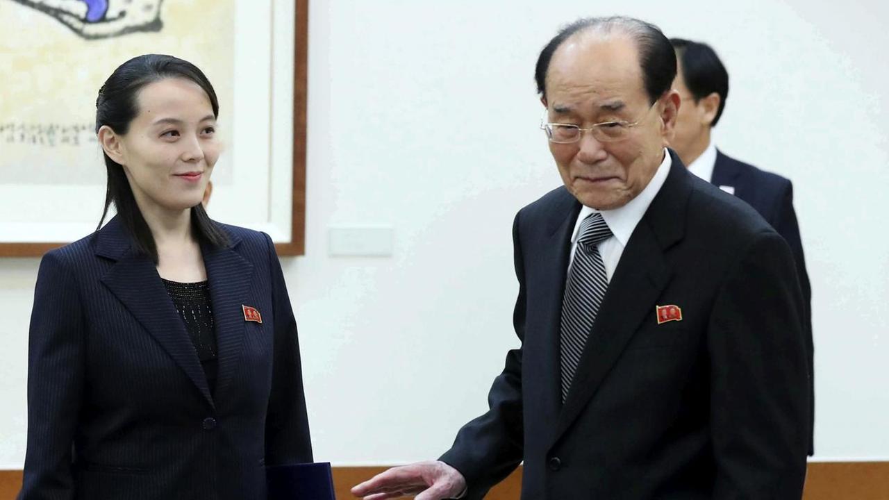 Kim Yo Jong (links), Schwester des nordkoreanischen Machthabers Kim, steht mit dem hochrangigen Politiker Nordkoreas Kim Yong Nam (rechts) an einem Tisch im Haus des südkoreanischen Präsidenten Moon Jae-in in Seoul. Kim Yo Jong (links), Schwester des nordkoreanischen Machthabers Kim, steht mit dem hochrangigen Politiker Nordkoreas Kim Yong Nam (rechts) an einem Tisch im Haus des südkoreanischen Präsidenten Moon Jae-in in Seoul.