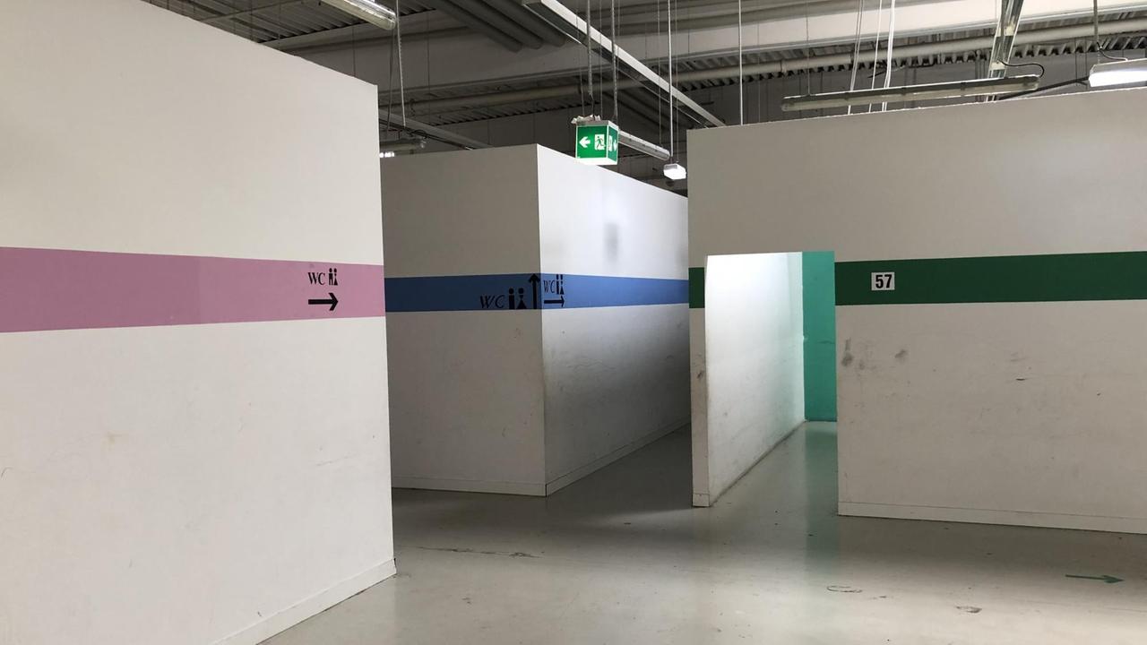 In dem ehemaligen Baumarkt im Südosten von Köln waren Flüchtlinge untergebracht. In dem ehemaligen Baumarkt im Südosten von Köln waren Flüchtlinge untergebracht.