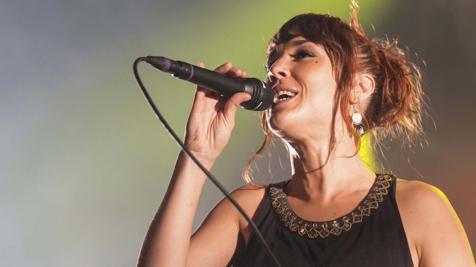 Die französische Singer-Songwriterin Isabelle Geffroy alias ZAZ, live beim Blue Balls Festival Die französische Singer-Songwriterin Isabelle Geffroy alias ZAZ, live beim Blue Balls Festival