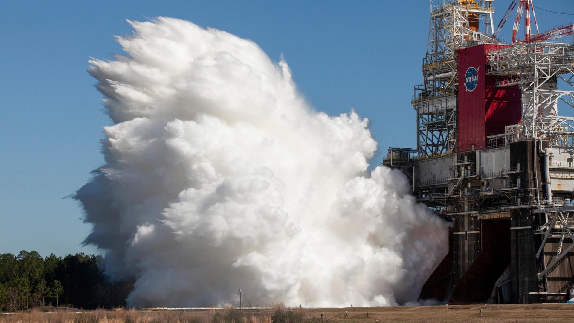Bei diesem Test brannte die Kernstufe des SLS der NASA acht Minuten lang