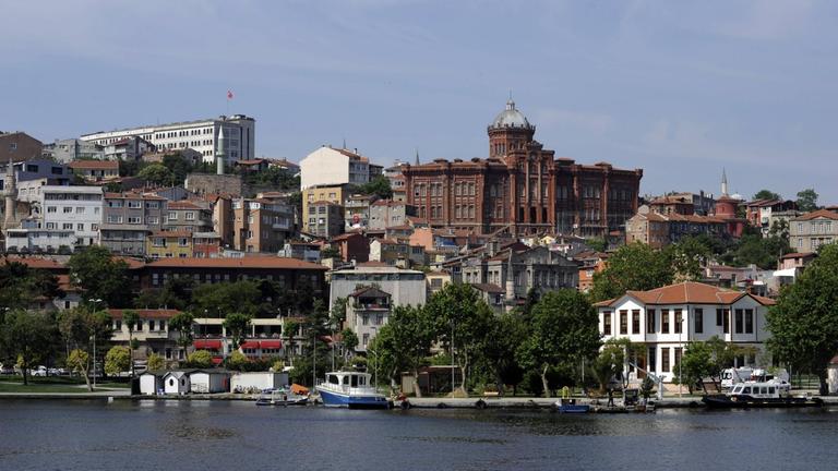 Blick vom Goldenen Horn auf das griechische Gymnasium Fener in Istanbul.