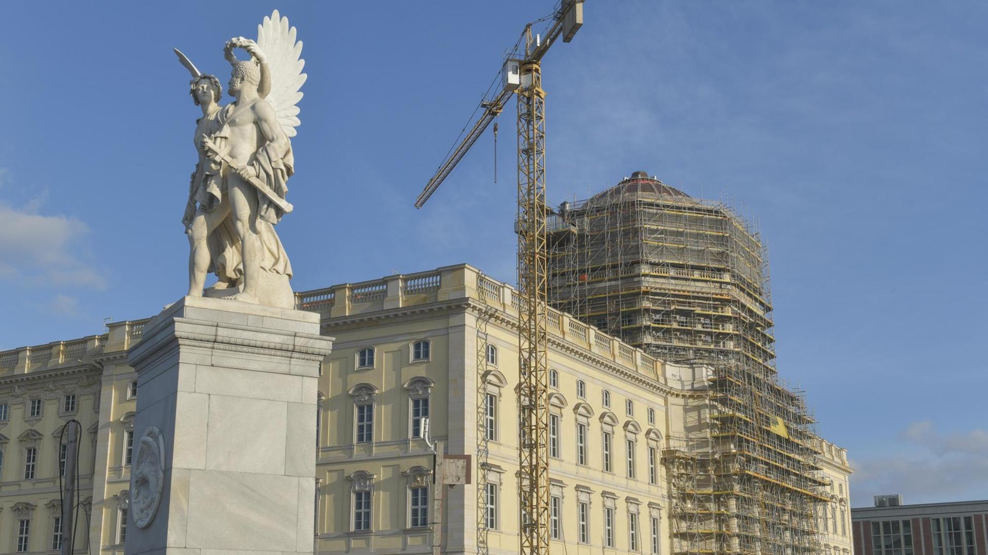 Statuensturz In Bristol - "Koloniale Denkmäler Auf Den Kopf Stellen ...