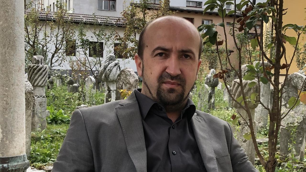 Der Sprecher der Islamischen Gemeinde Bosnien-Herzegowinas sitzt in einem Stuhl. Der Sprecher der Islamischen Gemeinde Bosnien-Herzegowinas sitzt in einem Stuhl.