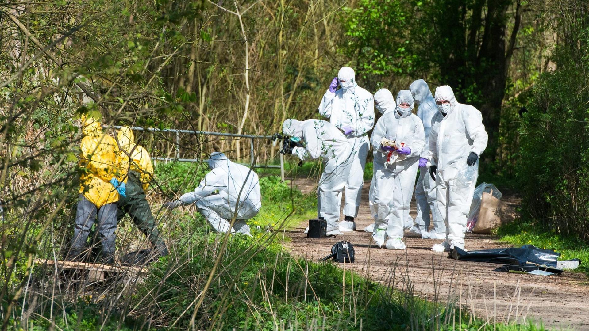Die Spurensicherung sichert Beweise nach dem Fund eines Leichnams in Hamburg im April 2014