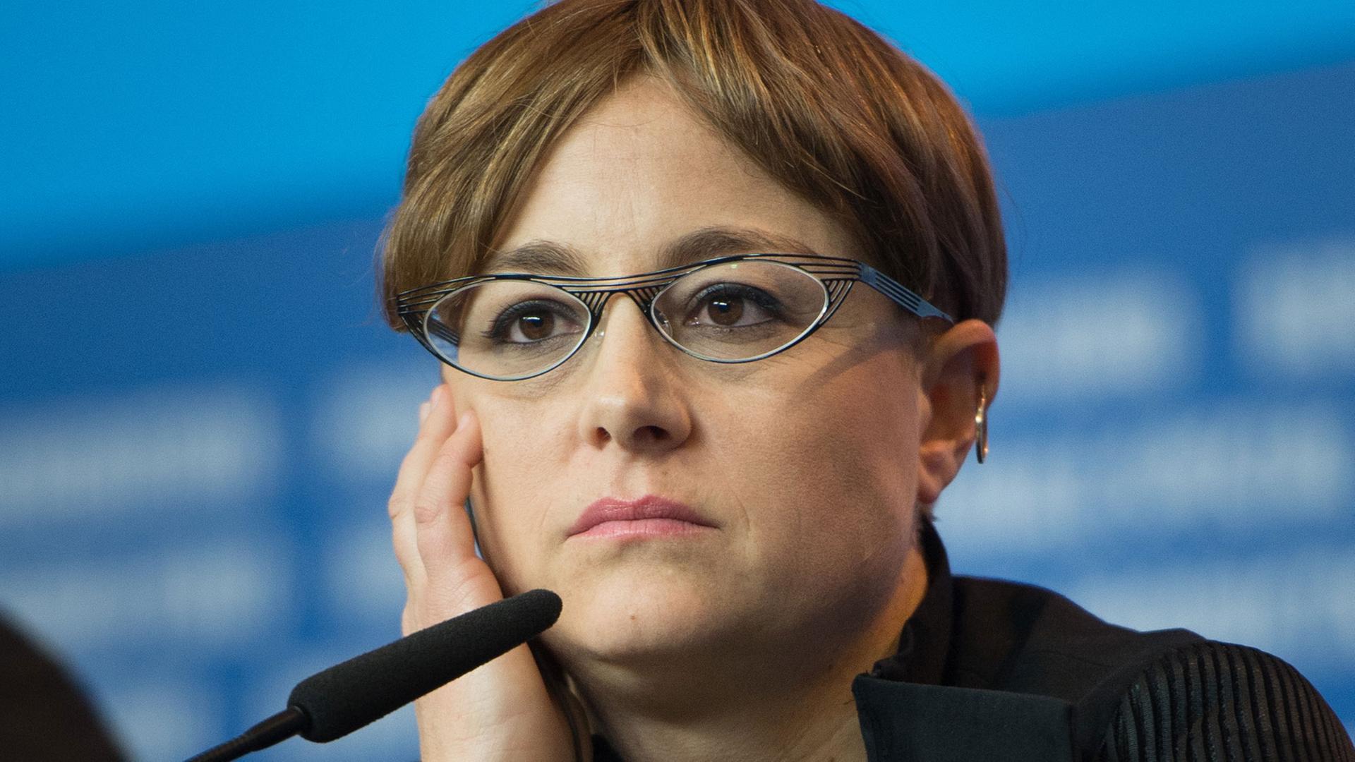Die italienische Regisseurin Laura Bispuri am 12.02.2015 in Berlin während der 65. Internationalen Filmfestspiele auf der Pressekonferenz für "Sworn Virgin" (Vergine Giurata). Der Film läuft im Wettbewerb der Berlinale. Die italienische Regisseurin Laura Bispuri am 12.02.2015 in Berlin während der 65. Internationalen Filmfestspiele auf der Pressekonferenz für "Sworn Virgin" (Vergine Giurata). Der Film läuft im Wettbewerb der Berlinale.