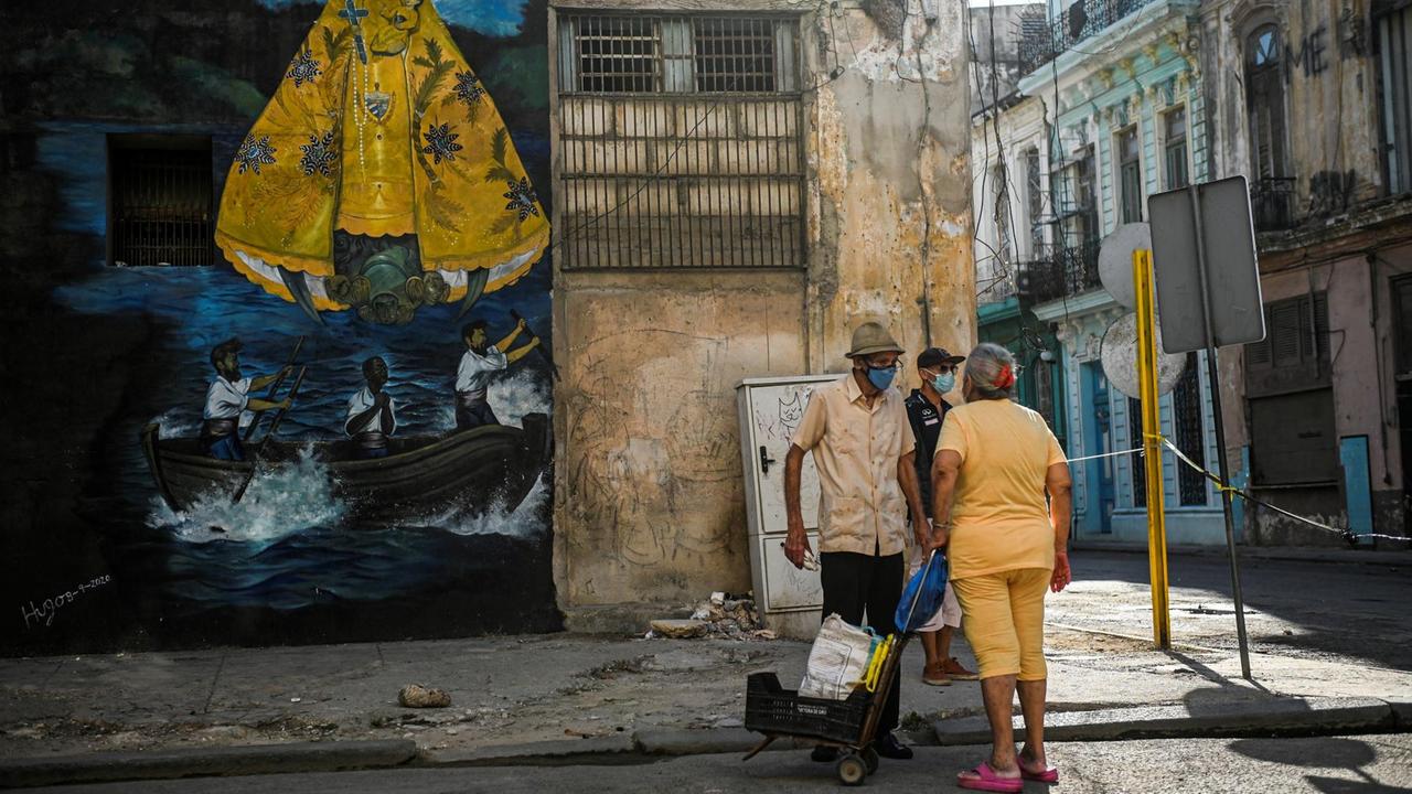 Menschen mit Mund-Nasen-Schutz in Havanna, Kuba