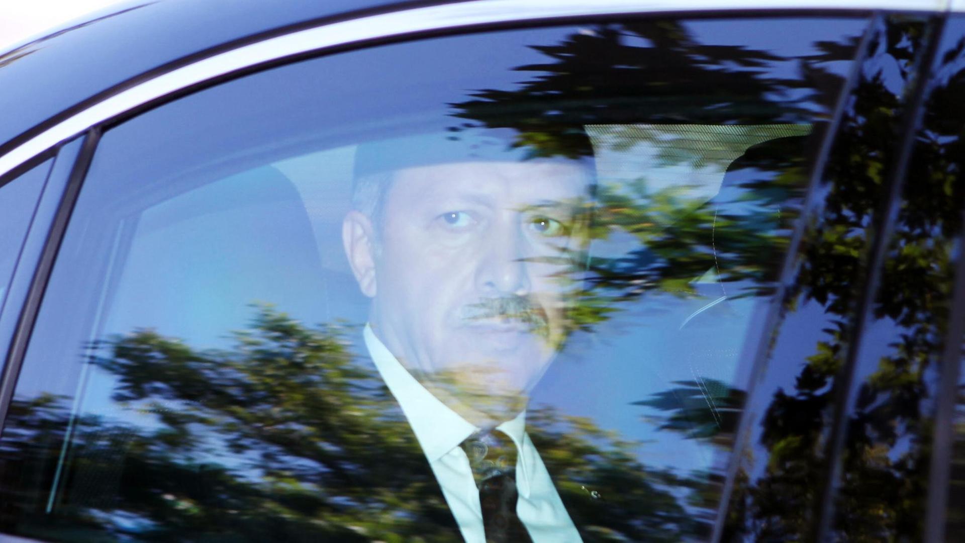 Der türkische Präsident Erdogan blickt aus einem Autofenster. Der türkische Präsident Erdogan blickt aus einem Autofenster.