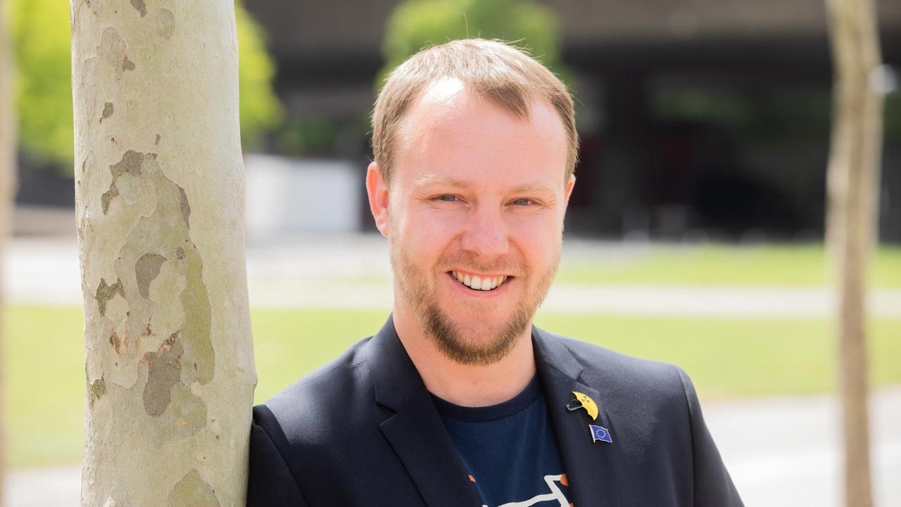 27.05.2019, Nordrhein-Westfalen, Düsseldorf: Daniel Freund, neu gewähltes Mitglied im Europaparlament für Bündnis 90/Die Grünen in Nordrhein-Westfalen, steht am Rheinufer an einem Baum. Hier äußern sie sich zu den Ergebnissen der Europawahl. Foto: Rolf Vennenbernd/dpa | Verwendung weltweit 27.05.2019, Nordrhein-Westfalen, Düsseldorf: Daniel Freund, neu gewähltes Mitglied im Europaparlament für Bündnis 90/Die Grünen in Nordrhein-Westfalen, steht am Rheinufer an einem Baum. Hier äußern sie sich zu den Ergebnissen der Europawahl. Foto: Rolf Vennenbernd/dpa | Verwendung weltweit