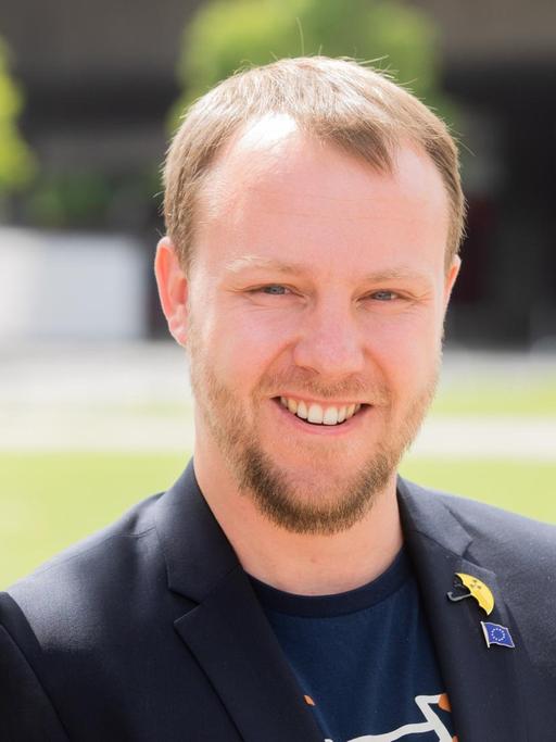 27.05.2019, Nordrhein-Westfalen, Düsseldorf: Daniel Freund, neu gewähltes Mitglied im Europaparlament für Bündnis 90/Die Grünen in Nordrhein-Westfalen, steht am Rheinufer an einem Baum. Hier äußern sie sich zu den Ergebnissen der Europawahl. Foto: Rolf Vennenbernd/dpa | Verwendung weltweit