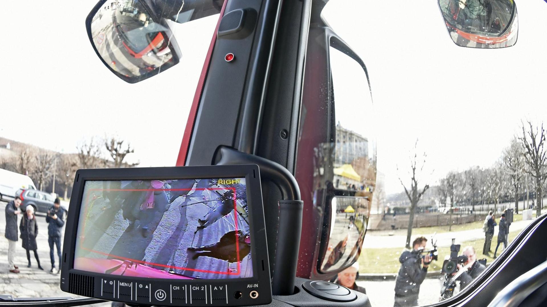 Ein LKW in Wien, der mit einem Abbiegesystem – einer Kamera unter dem rechten Außenspiegel – ausgestattet ist.
