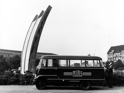 Ü-Wagen vor dem Luftbrückendenkmal