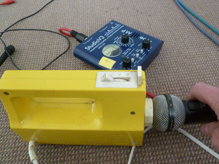 Alleine durch kontinuierlich wechselnde Klangfilterungen fliegt der abgebildete Mixer durch den Raum. Alleine durch kontinuierlich wechselnde Klangfilterungen fliegt der abgebildete Mixer durch den Raum.