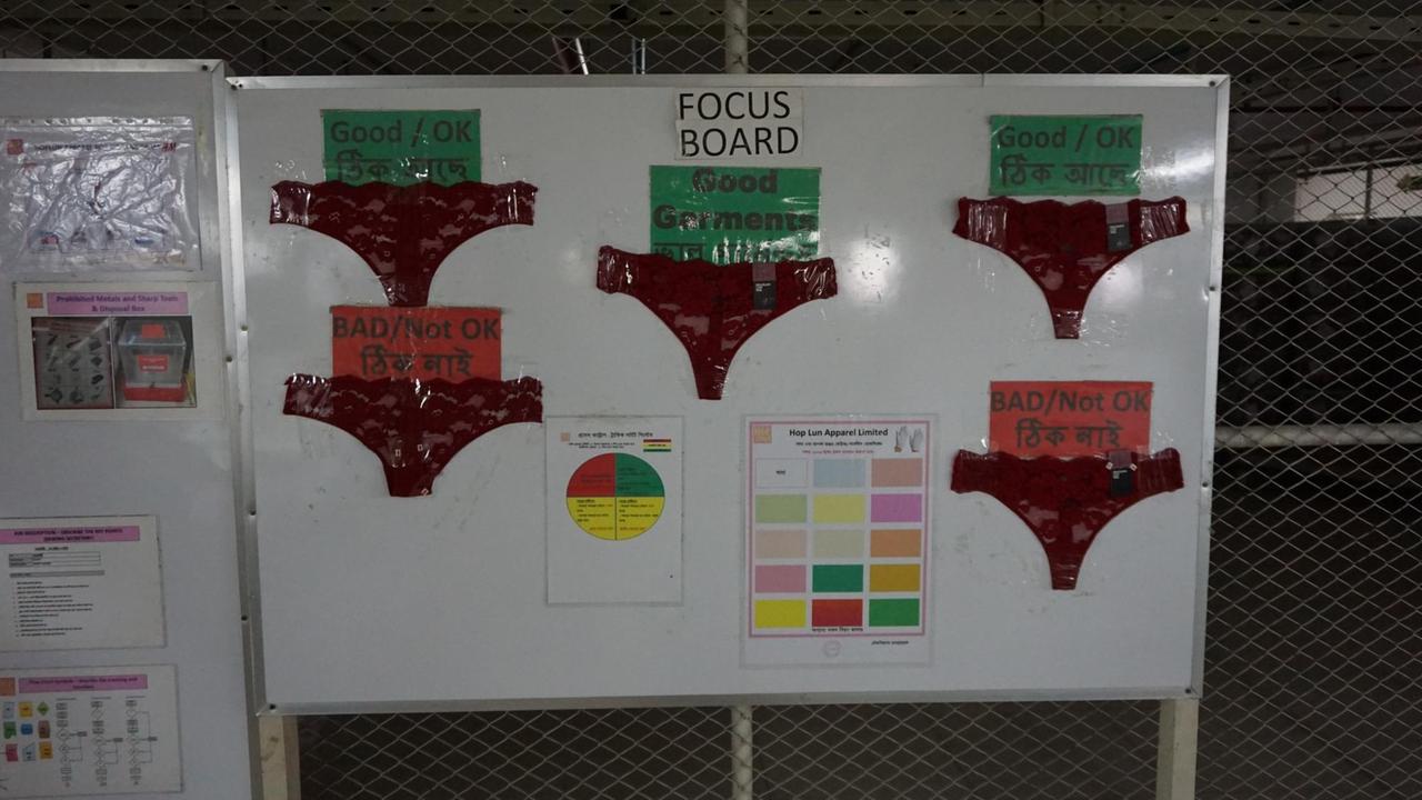 Auf dem sogenannten "Focus Board" werden gute und schlechte Beispiele für Stoffzuschnitte zur Orientierung für die Näherinnen ausgestellt - in diesem Fall verschiedene Versionen einer roten Spitzenunterhose.