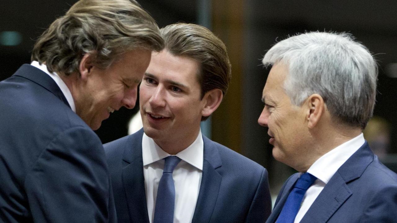 Österreichs Außenminister Sebastian Kurz (mitte) im Gespräch mit Belgiens Außenminister Didier Reynders (rechts) und dem holländischen Außenminister Bert Koenders (links), während eines Treffens der EU Außenminister am 14. November 2016 in Brüssel. Österreichs Außenminister Sebastian Kurz (mitte) im Gespräch mit Belgiens Außenminister Didier Reynders (rechts) und dem holländischen Außenminister Bert Koenders (links), während eines Treffens der EU Außenminister am 14. November 2016 in Brüssel.