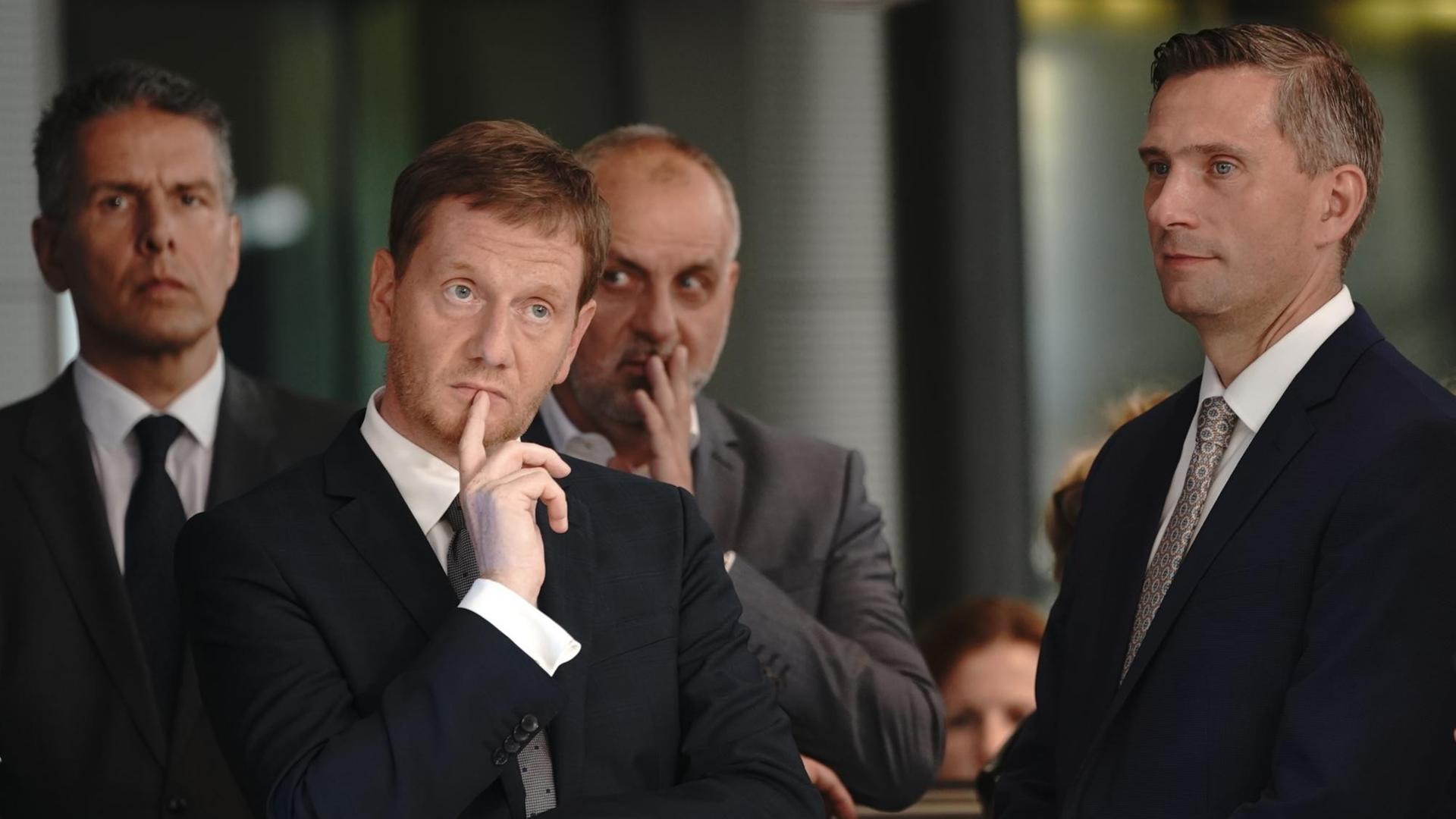 Michael Kretschmer (L), Ministerpräsident von Sachsen, und der sächsische SPD-Spitzenkandidat Martin Dulig warten vor einer Fernsehsendung, an der sie teilnehmen sollen Michael Kretschmer (L), Ministerpräsident von Sachsen, und der sächsische SPD-Spitzenkandidat Martin Dulig warten vor einer Fernsehsendung, an der sie teilnehmen sollen