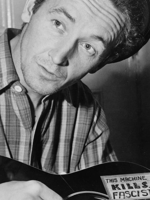 Der amerikanische Singer-Songwriter Woody Guthrie