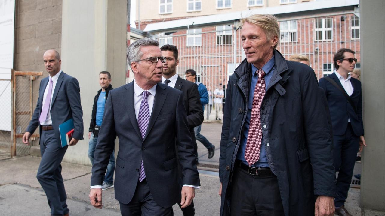 Bundesinnenminister Thomas de Maiziere (CDU, M) verlässt zusammen mit dem Direktor der Gedenkstätte, Hubertus Knabe (r), am 04.09.2017 nach seinem Besuch die Gedenkstätte im ehemaligen Stasi-Gefängnis Berlin-Hohenschönhausen in Berlin. Bundesinnenminister Thomas de Maiziere (CDU, M) verlässt zusammen mit dem Direktor der Gedenkstätte, Hubertus Knabe (r), am 04.09.2017 nach seinem Besuch die Gedenkstätte im ehemaligen Stasi-Gefängnis Berlin-Hohenschönhausen in Berlin.