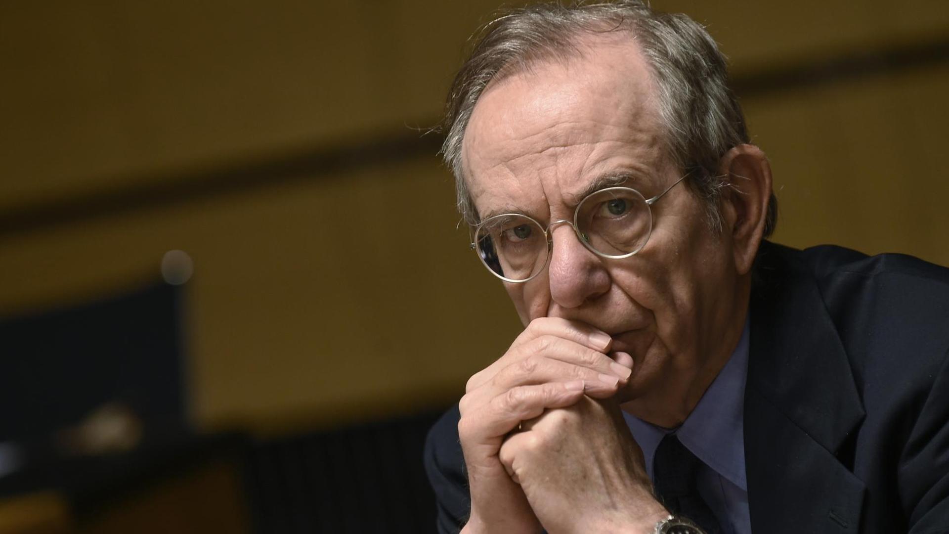 Das Bild zeigt den italienischen Finazminister Pier Carlo Padoan. Er hat die Händer unter das Gesicht gefaltet und schaut sehr ernst. Das Bild zeigt den italienischen Finazminister Pier Carlo Padoan. Er hat die Händer unter das Gesicht gefaltet und schaut sehr ernst.