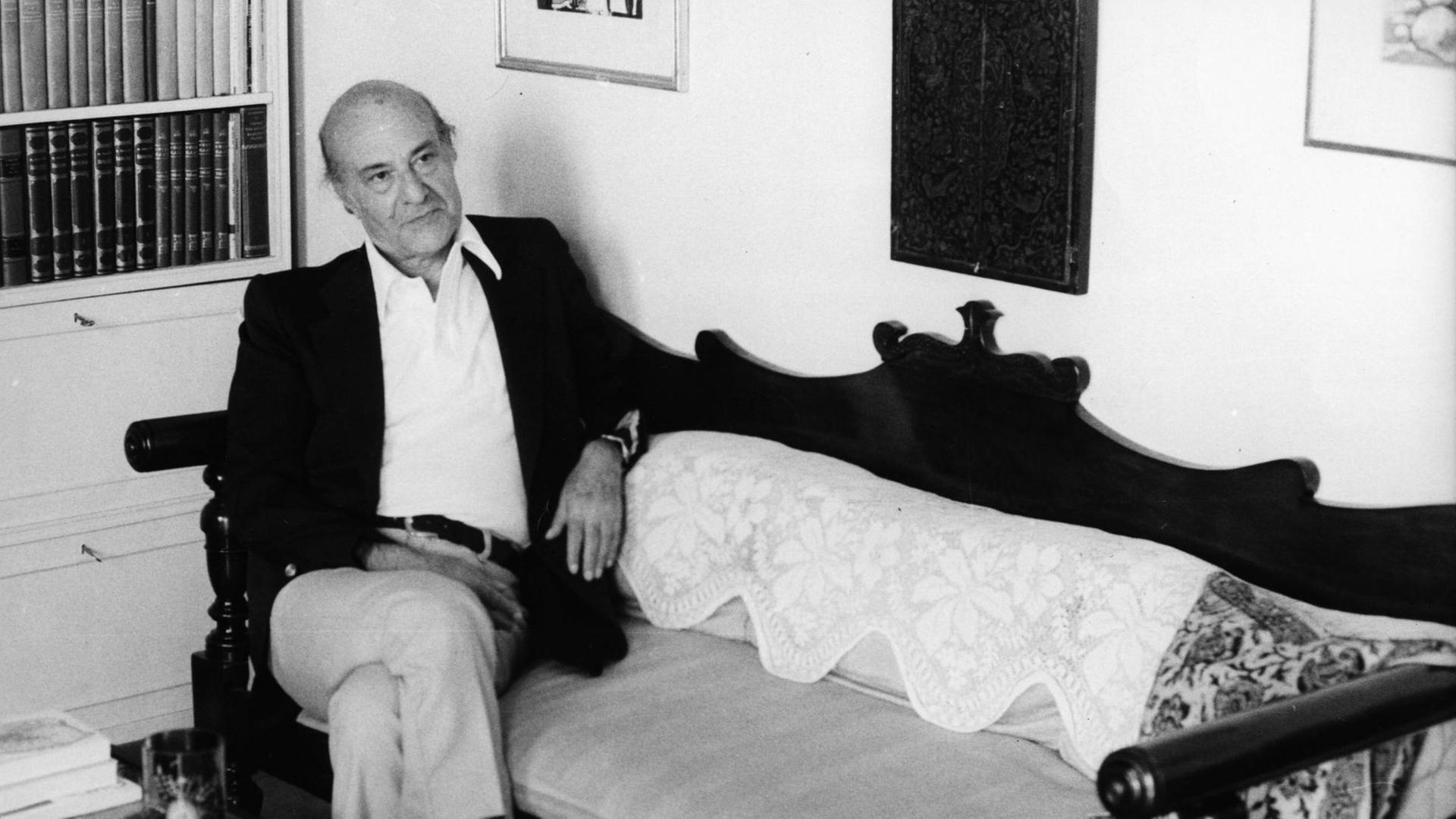 Odysseas Elytis sitzt auf einem Sofa Odysseas Elytis sitzt auf einem Sofa