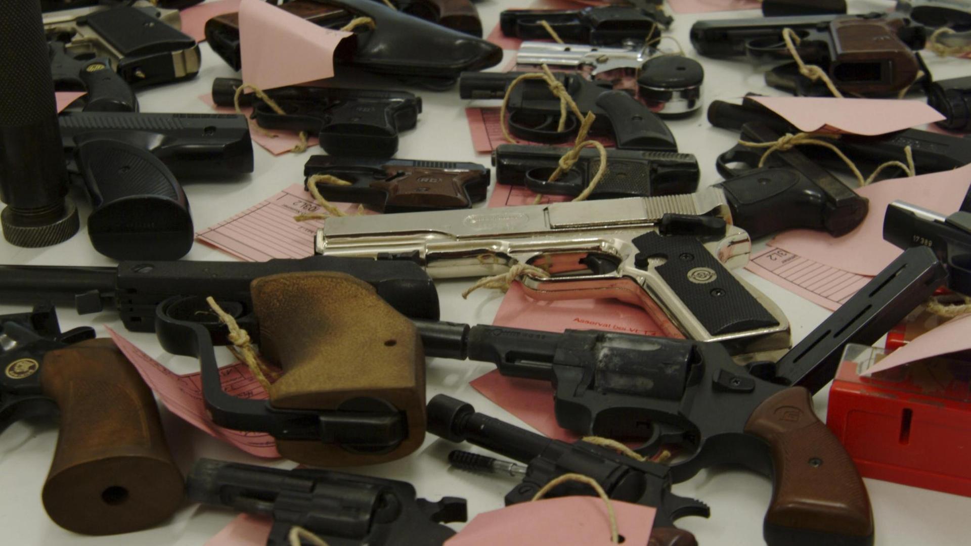 Beschlagnahmte illegale Waffen und Munition in der Dienstleistungs-Stelle der Polizei NRW | picture alliance / imageBROKER Beschlagnahmte illegale Waffen und Munition in der Dienstleistungs-Stelle der Polizei NRW | picture alliance / imageBROKER