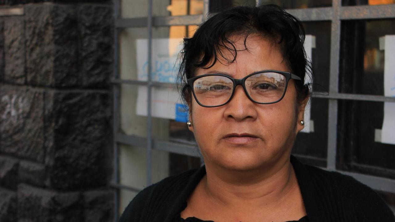 Die 58jährige Juanita Palacio sitzt auf der Straße - nach 36 Jahren treuer Dienste für eine fremde Familie wurde sie um ihr Erbe geprellt. Die 58jährige Juanita Palacio sitzt auf der Straße - nach 36 Jahren treuer Dienste für eine fremde Familie wurde sie um ihr Erbe geprellt.